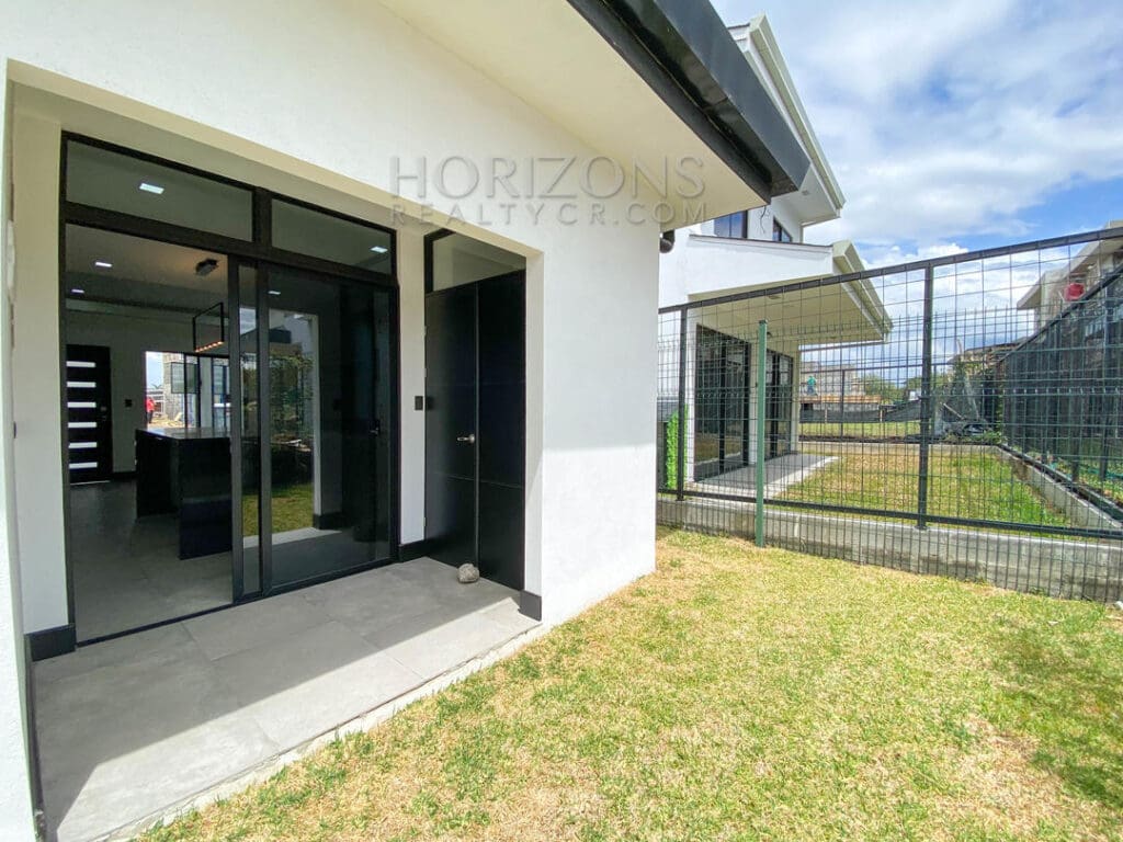 CASA 1 PLANTA EN CONDOMINIO P. ESTRENAR EN SAN RAFAEL ALAJUELA FACIL ACCESO A RUTA 27 njr25