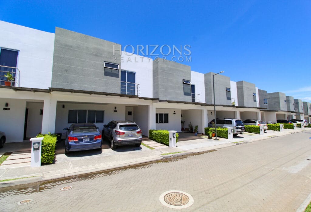 Casa De 2 Niveles Con Amplia Terraza 3 Habitaciones En Exclusivo Condominio Brasil De Mora Njv115.