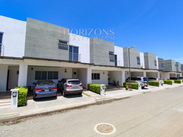 Casa De 2 Niveles Con Amplia Terraza 3 Habitaciones En Exclusivo Condominio Brasil De Mora Njv115.