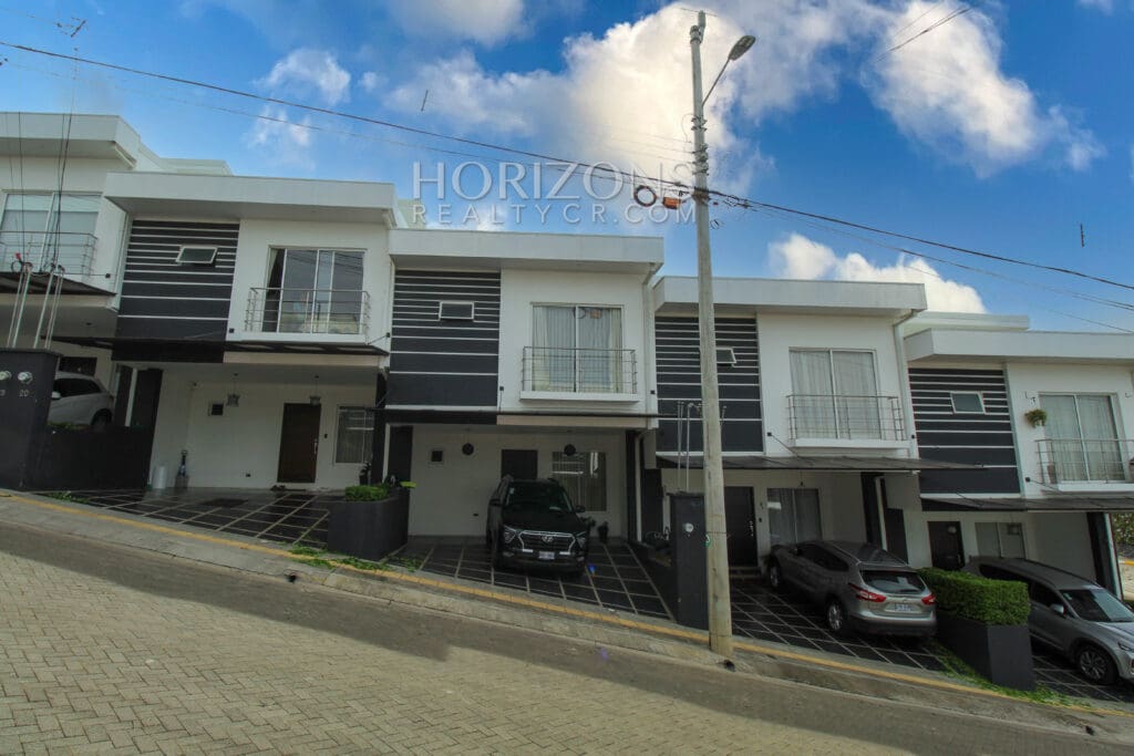 Moderna Casa De 2 Niveles Con Patio 3 Habitaciones Condominio Heredia Njv116