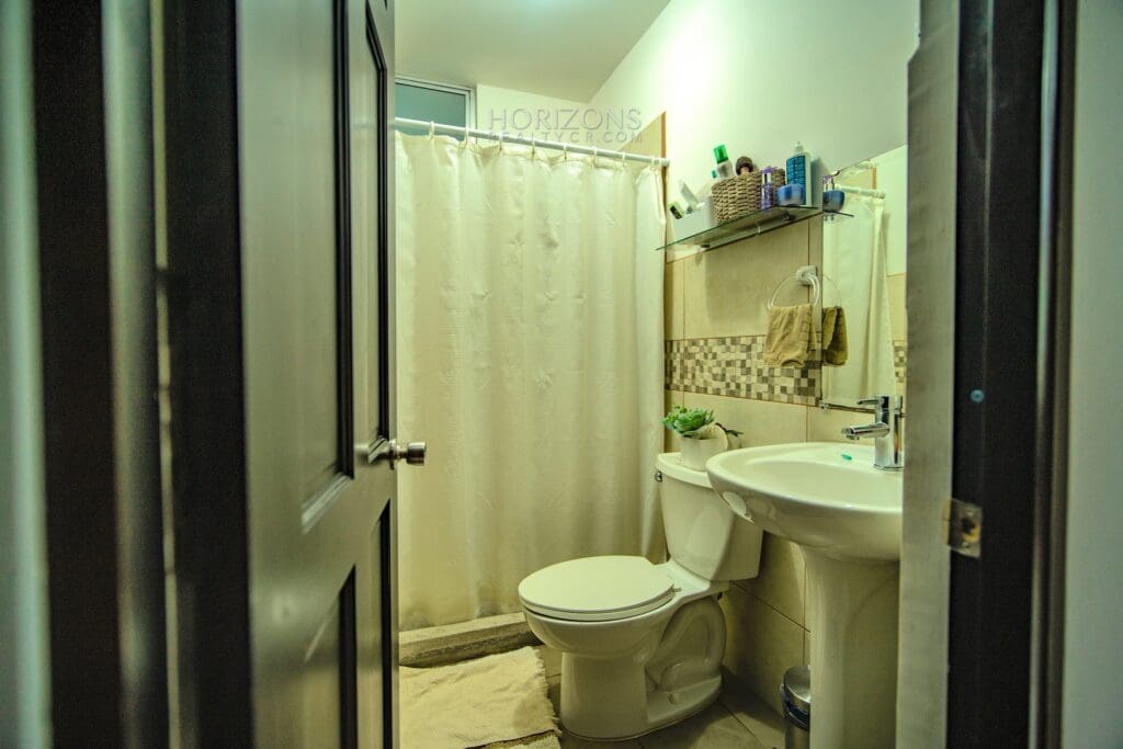 Se Vende Apartamento en Planta Baja Condominio Pochomil Curridabat 2 Habitaciones 2 Parqueos nja588