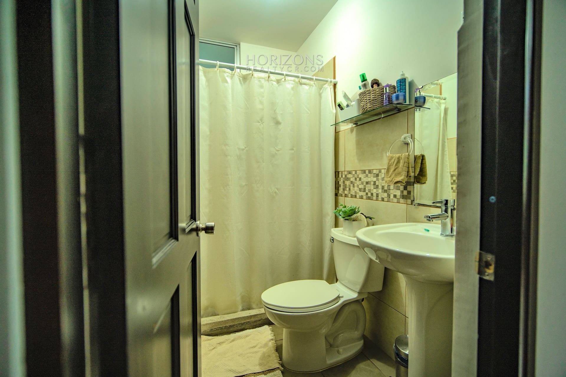 Se Vende Apartamento en Planta Baja Condominio Pochomil Curridabat 2 Habitaciones 2 Parqueos nja588
