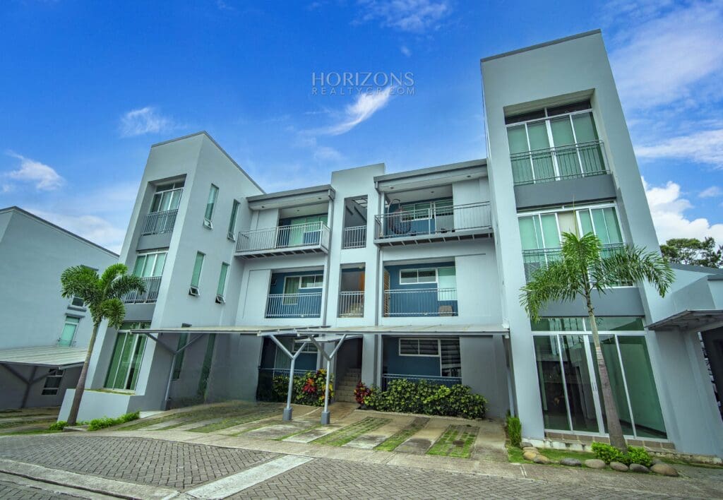 Se Vende Apartamento en Planta Baja Condominio Pochomil Curridabat 2 Habitaciones 2 Parqueos nja588