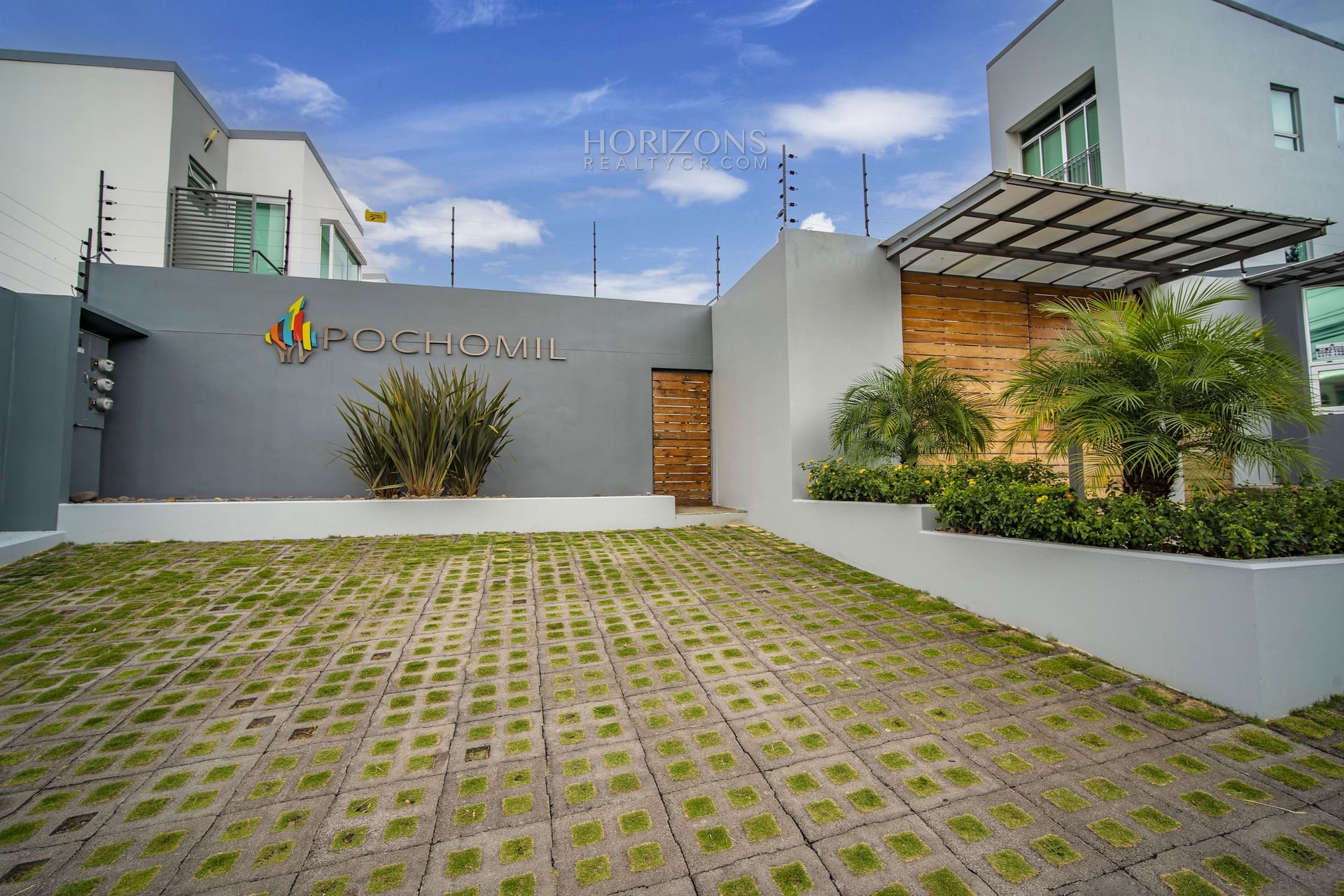 Se Vende Apartamento en Planta Baja Condominio Pochomil Curridabat 2 Habitaciones 2 Parqueos nja588