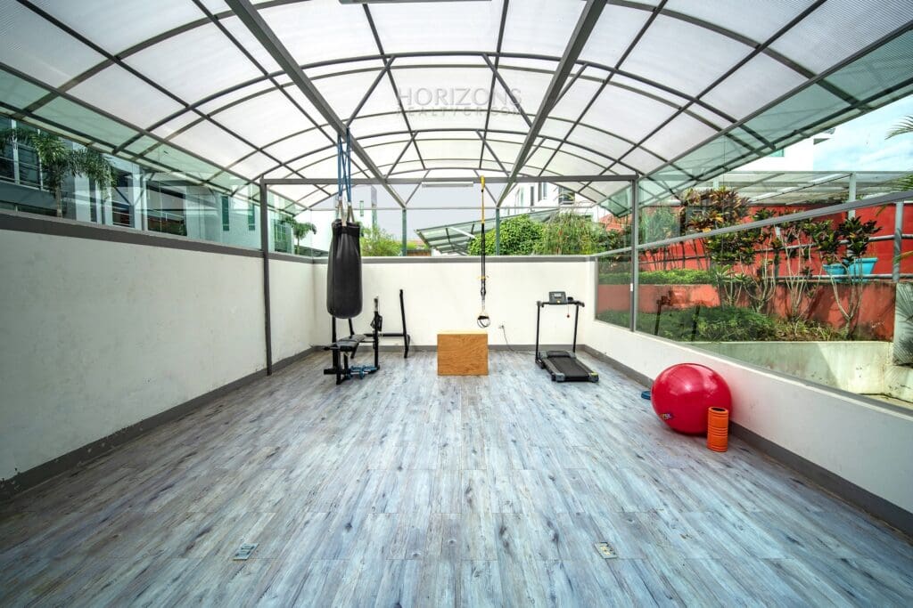 Se Vende Apartamento en Planta Baja Condominio Pochomil Curridabat 2 Habitaciones 2 Parqueos nja588