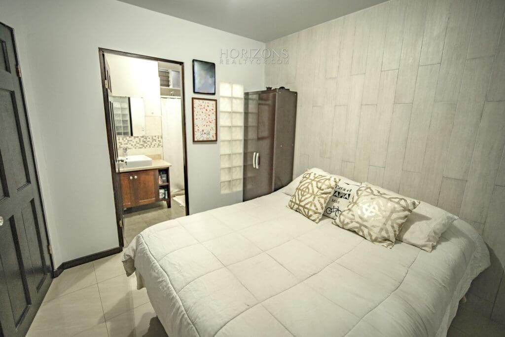 Se Vende Apartamento en Planta Baja Condominio Pochomil Curridabat 2 Habitaciones 2 Parqueos nja588