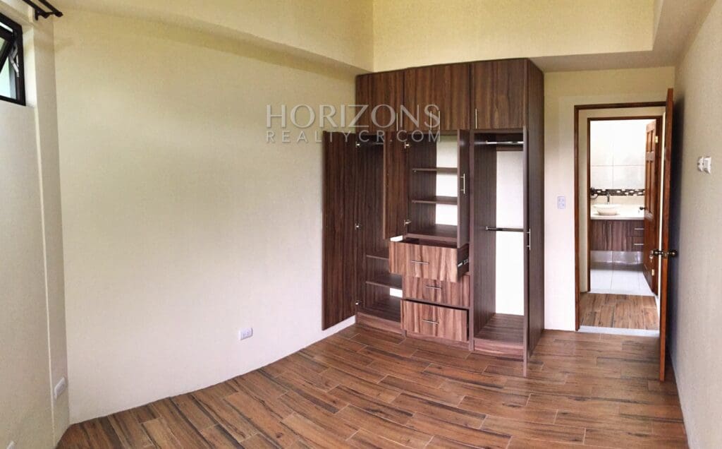 SE ALQUILA EN GUADALUPE CASA 3 HABITACIONES Y PATIO NJA757