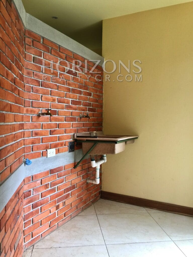 SE ALQUILA EN GUADALUPE CASA 3 HABITACIONES Y PATIO NJA757