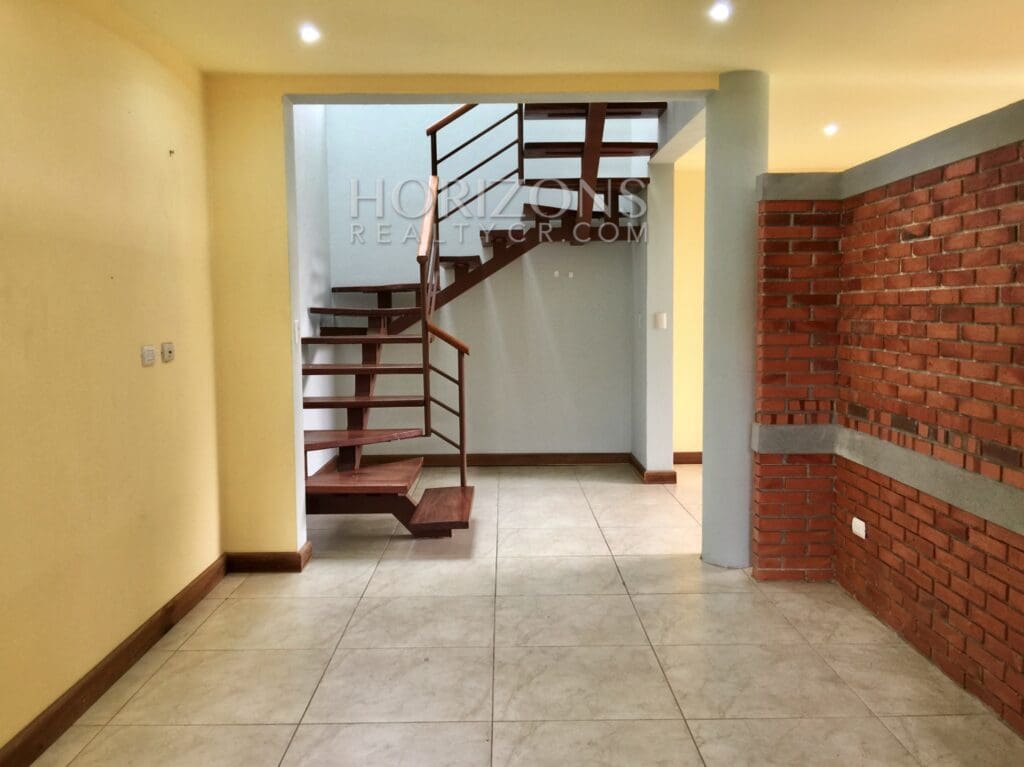 SE ALQUILA EN GUADALUPE CASA 3 HABITACIONES Y PATIO NJA757