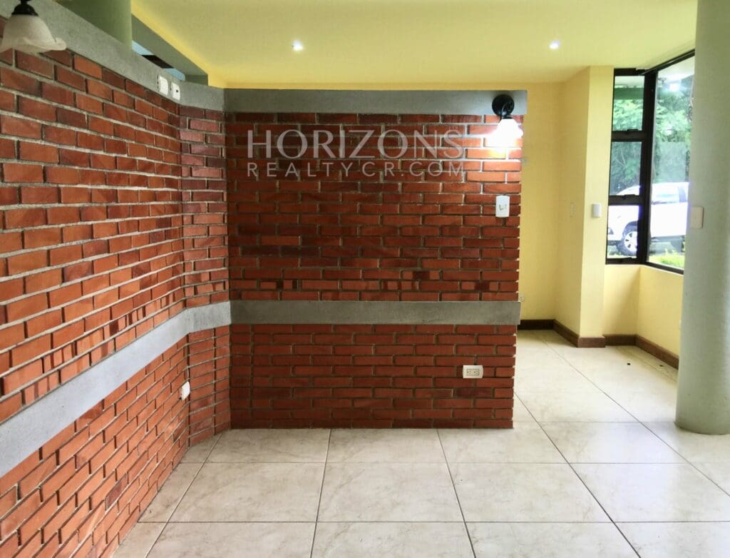 SE ALQUILA EN GUADALUPE CASA 3 HABITACIONES Y PATIO NJA757
