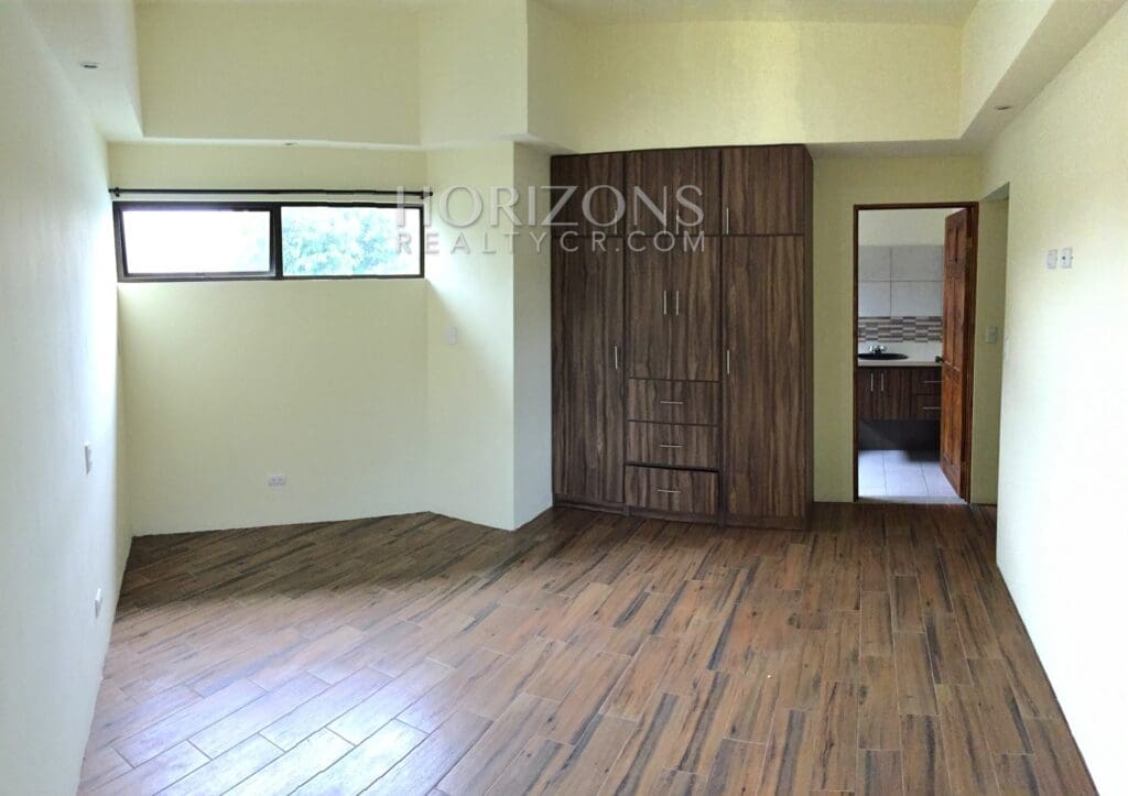 SE ALQUILA EN GUADALUPE CASA 3 HABITACIONES Y PATIO NJA757