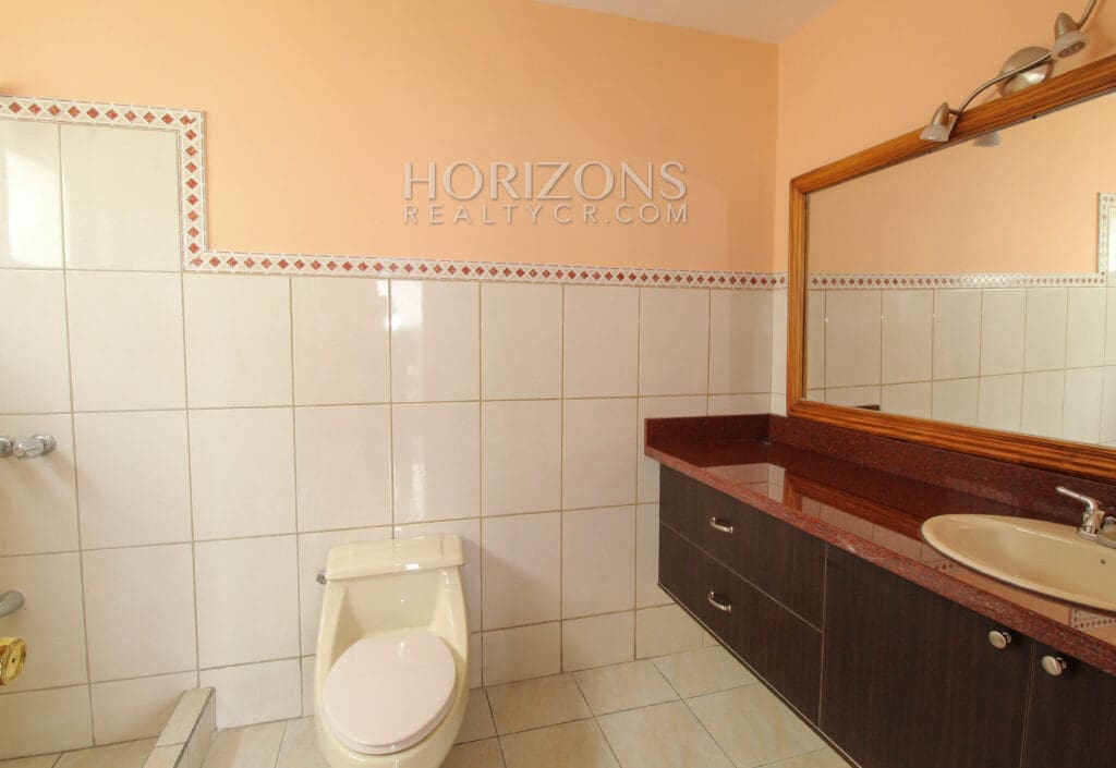 VENTA DE APARTAMENTO RECIEN REMODELADO CONDOMINIO ESCAZU njv122