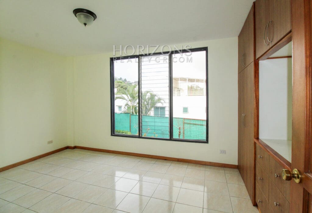 VENTA DE APARTAMENTO RECIEN REMODELADO CONDOMINIO ESCAZU njv122