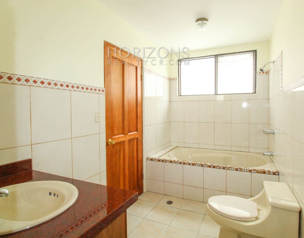 VENTA DE APARTAMENTO RECIEN REMODELADO CONDOMINIO ESCAZU njv122