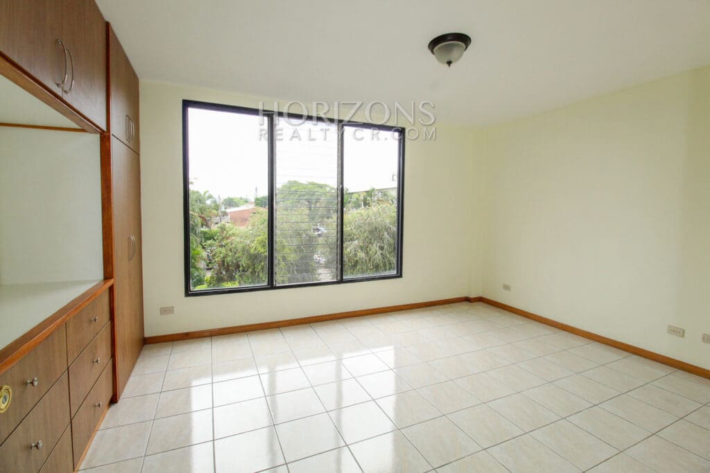 VENTA DE APARTAMENTO RECIEN REMODELADO CONDOMINIO ESCAZU njv122