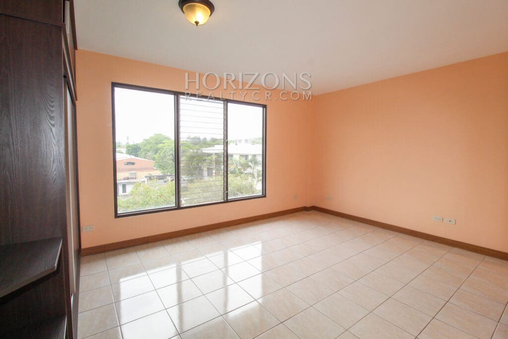 VENTA DE APARTAMENTO RECIEN REMODELADO CONDOMINIO ESCAZU njv122
