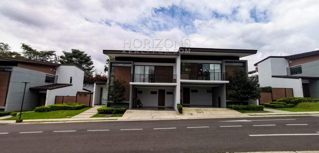 Amplia Casa En Escazu 300M2 Con Terraza Y Patio 3 Habitaciones En Condominio Njv125