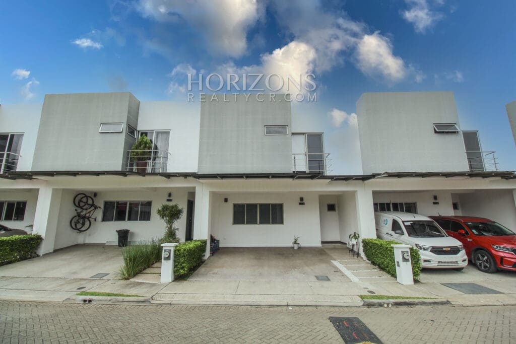Alquiler Casa De 2 Niveles  3 Habitaciones En Exclusivo Condominio Brasil De Mora Njv126