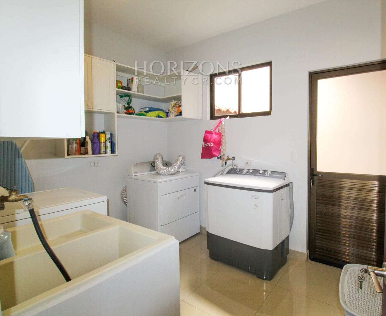 VENTA CASA MODERNA INDEPENDIENTE 3 HABITACIONES CON TERRAZA njv129