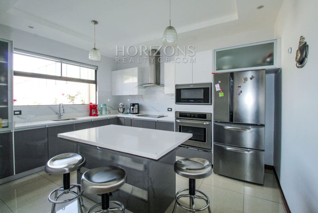 VENTA CASA MODERNA INDEPENDIENTE 3 HABITACIONES CON TERRAZA njv129