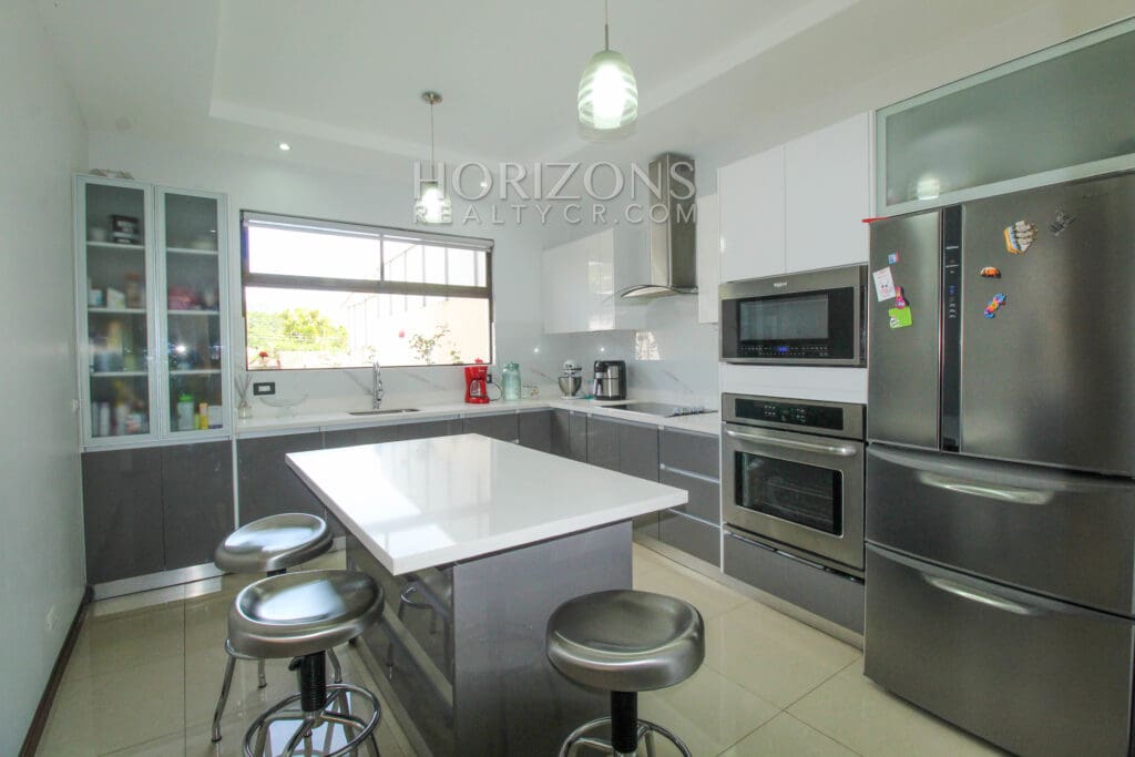 VENTA CASA MODERNA INDEPENDIENTE 3 HABITACIONES CON TERRAZA njv129