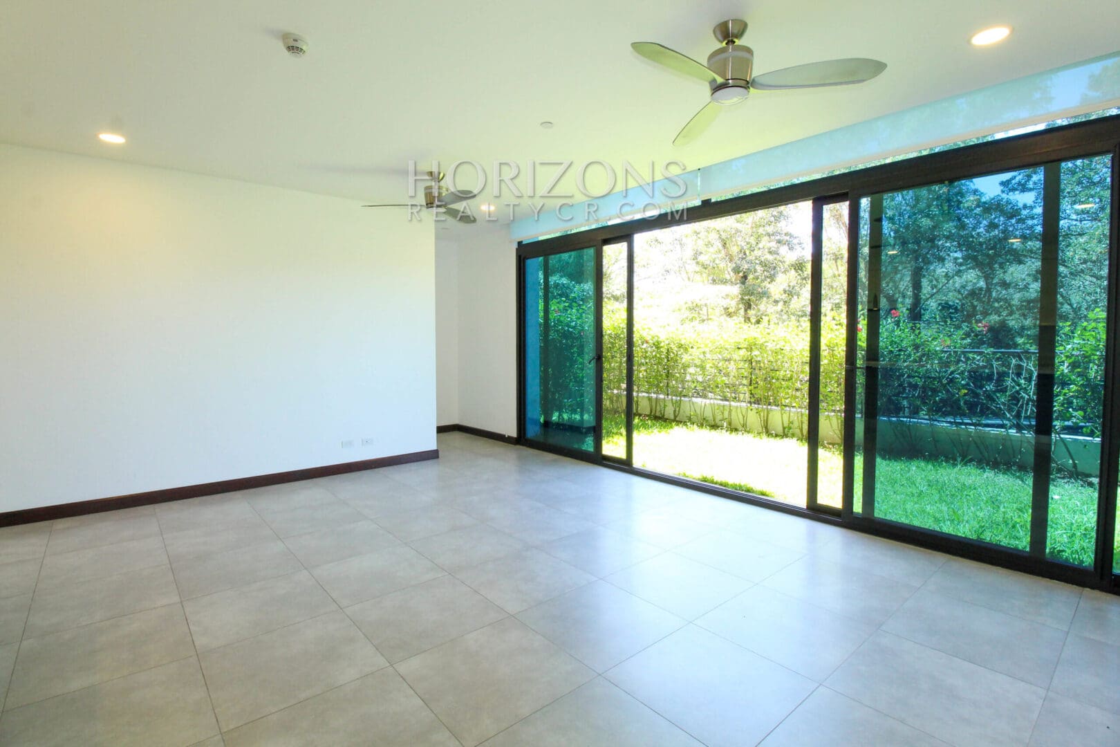APARTAMENTO DE LUJO 2 HABITACIONES CON LINEA BLANCA Y PATIO EN EXCLUSIVO CONDOMINIO ESCAZU njv93