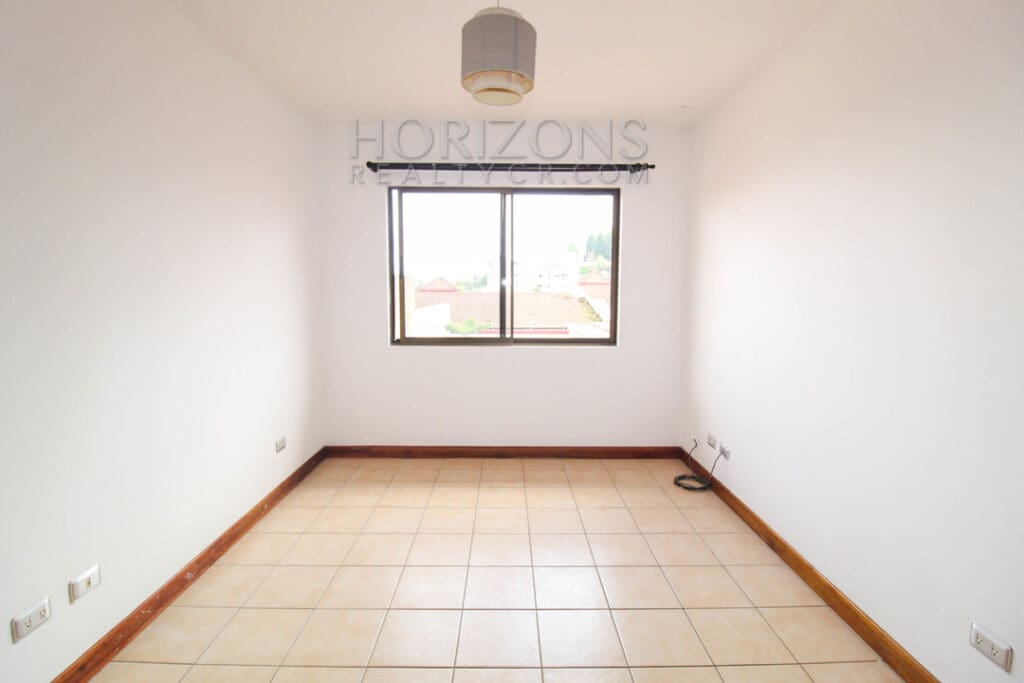 SE ALQUILA CASA CON PATIO EN CURRIDABAT 3 HABITACIONES / SALA TV noj798