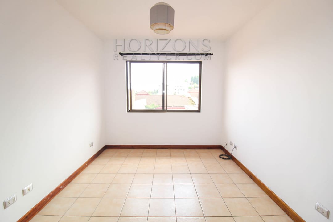 SE ALQUILA CASA CON PATIO EN CURRIDABAT 3 HABITACIONES / SALA TV noj798