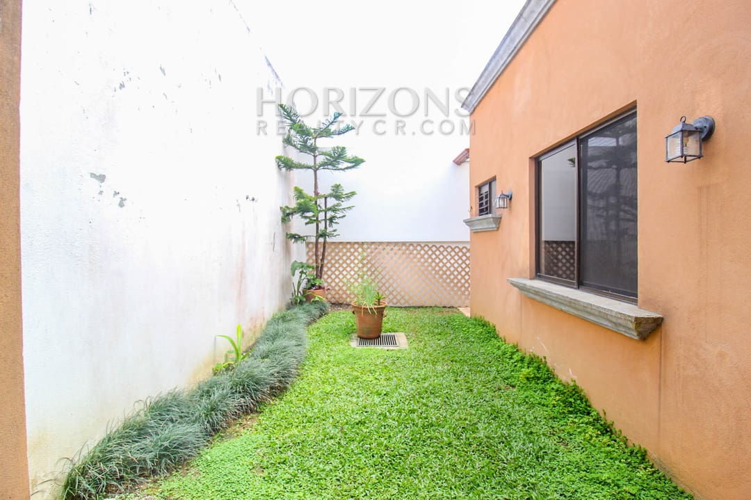 SE ALQUILA CASA CON PATIO EN CURRIDABAT 3 HABITACIONES / SALA TV noj798
