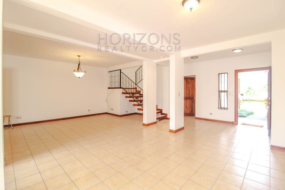 SE ALQUILA CASA CON PATIO EN CURRIDABAT 3 HABITACIONES / SALA TV noj798