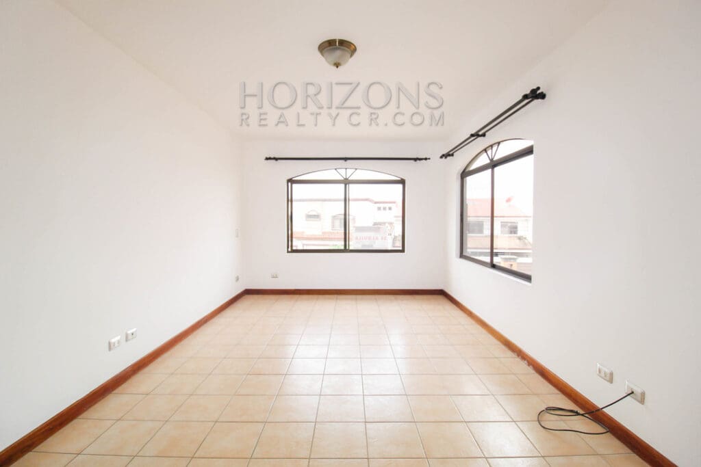 SE ALQUILA CASA CON PATIO EN CURRIDABAT 3 HABITACIONES / SALA TV noj798