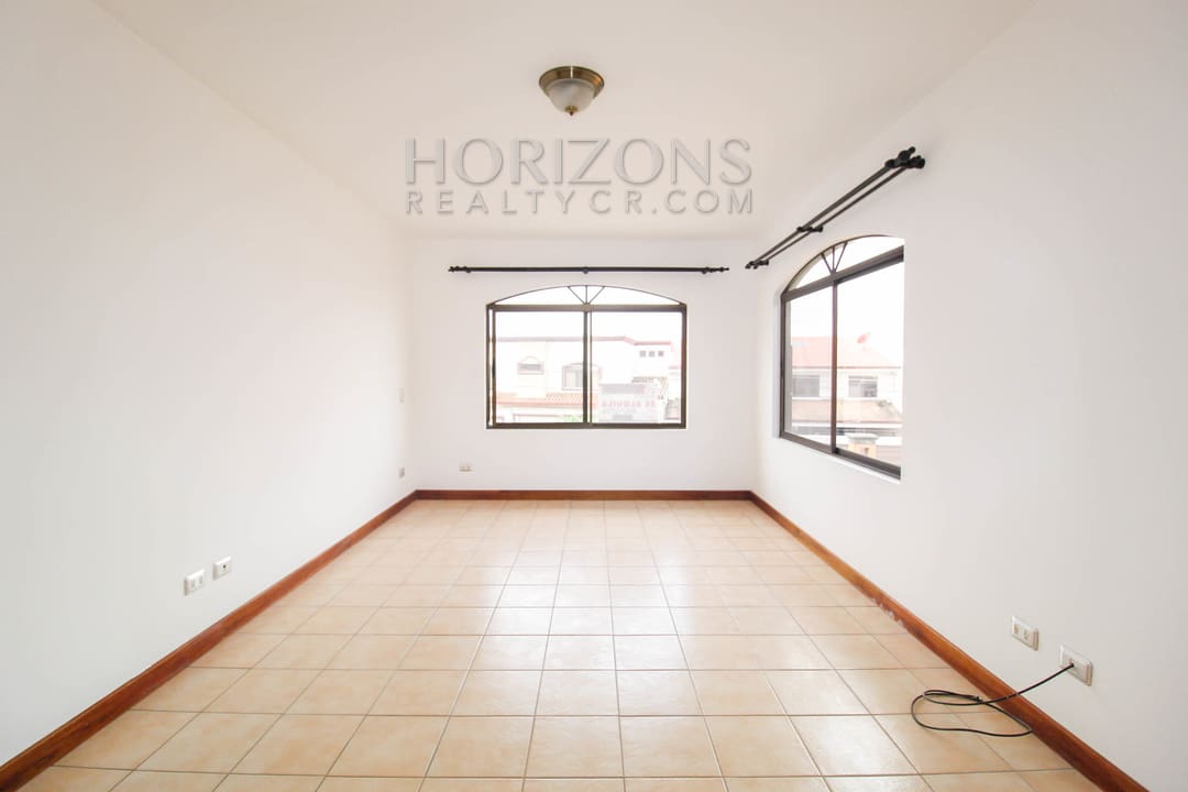 SE ALQUILA CASA CON PATIO EN CURRIDABAT 3 HABITACIONES / SALA TV noj798