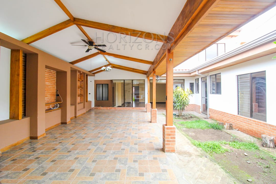 SE ALQUILA CASA INDEPENDIENTE CON PATIO EN CURRIDABAT 4 HABITACIONES + OFICINA noj799