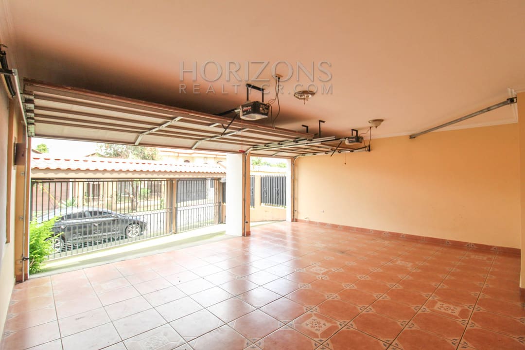 SE ALQUILA CASA INDEPENDIENTE CON PATIO EN CURRIDABAT 4 HABITACIONES + OFICINA noj799