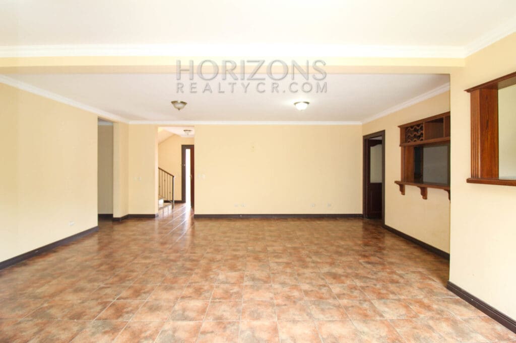 SE ALQUILA CASA INDEPENDIENTE CON PATIO EN CURRIDABAT 4 HABITACIONES + OFICINA noj799