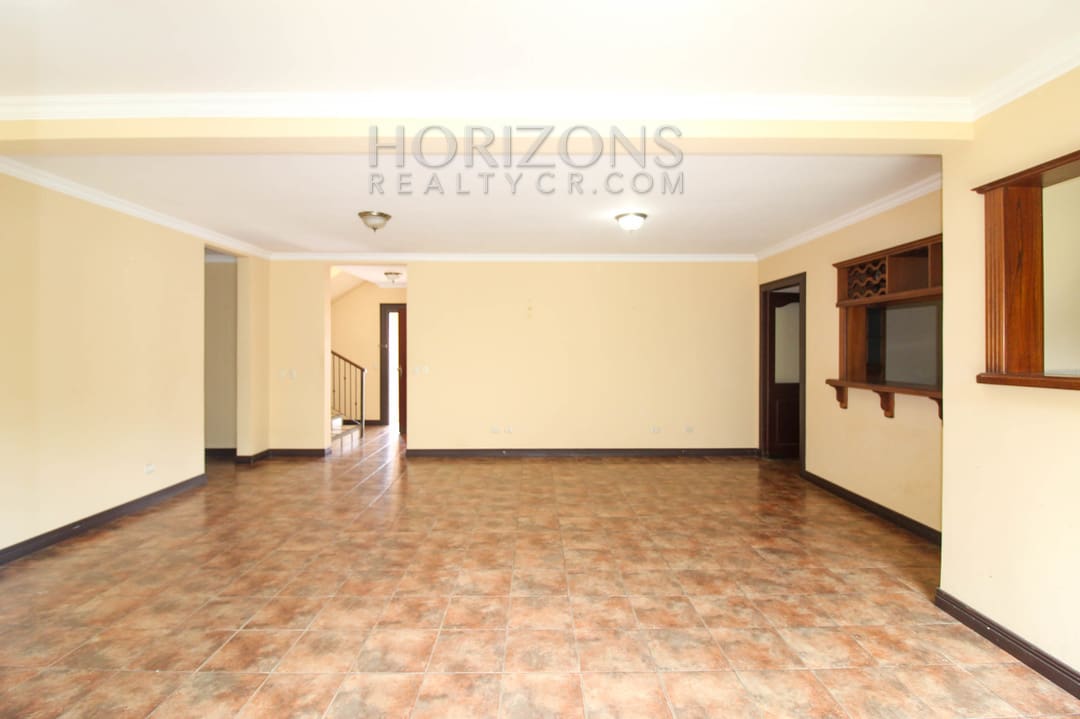SE ALQUILA CASA INDEPENDIENTE CON PATIO EN CURRIDABAT 4 HABITACIONES + OFICINA noj799