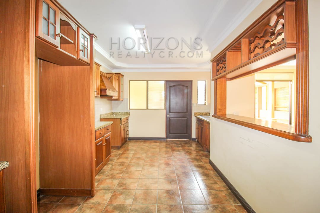 SE ALQUILA CASA INDEPENDIENTE CON PATIO EN CURRIDABAT 4 HABITACIONES + OFICINA noj799