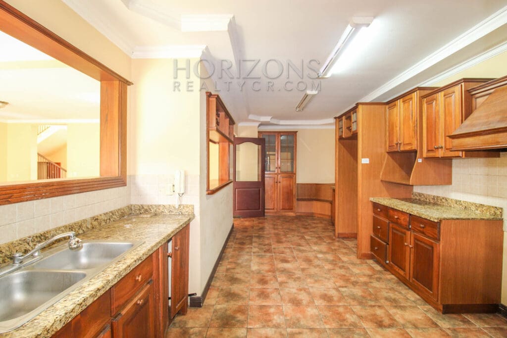 SE ALQUILA CASA INDEPENDIENTE CON PATIO EN CURRIDABAT 4 HABITACIONES + OFICINA noj799