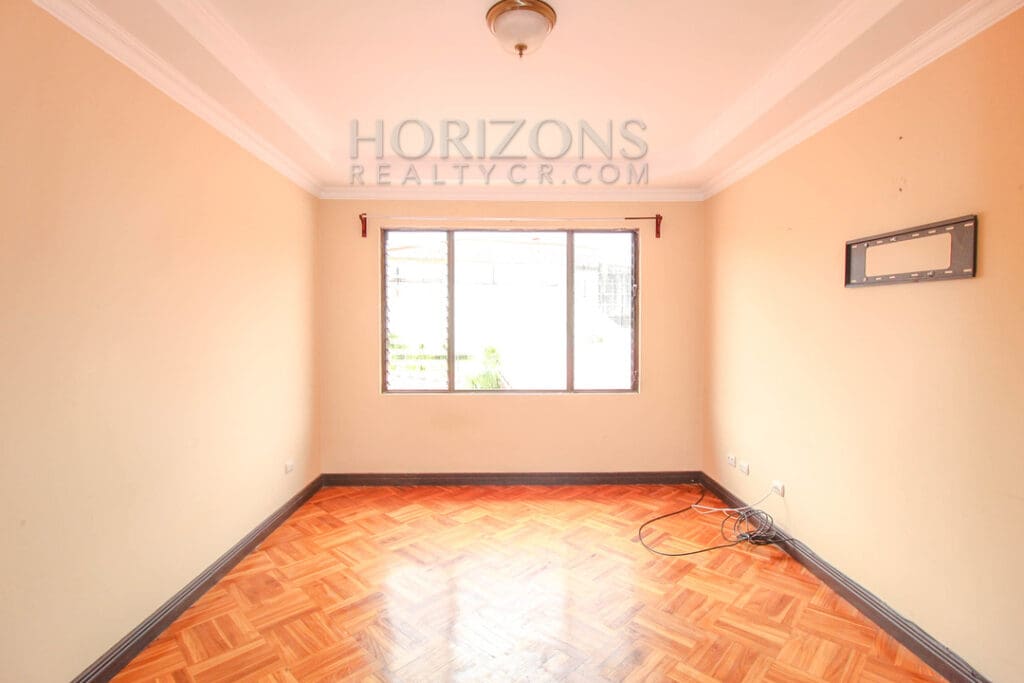 SE ALQUILA CASA INDEPENDIENTE CON PATIO EN CURRIDABAT 4 HABITACIONES + OFICINA noj799