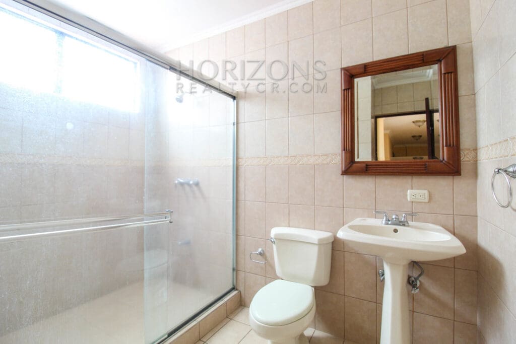 SE ALQUILA CASA INDEPENDIENTE CON PATIO EN CURRIDABAT 4 HABITACIONES + OFICINA noj799