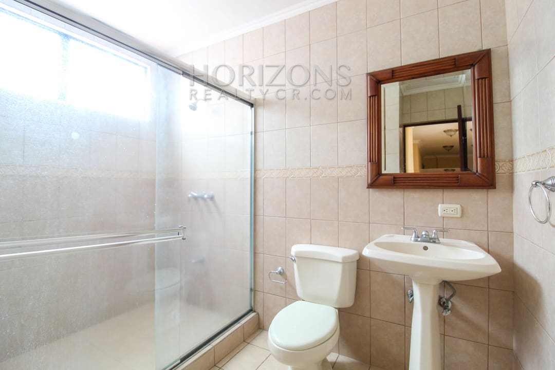 SE ALQUILA CASA INDEPENDIENTE CON PATIO EN CURRIDABAT 4 HABITACIONES + OFICINA noj799
