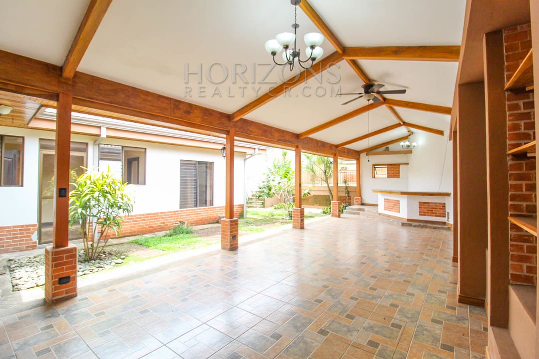 SE ALQUILA CASA INDEPENDIENTE CON PATIO EN CURRIDABAT 4 HABITACIONES + OFICINA noj799