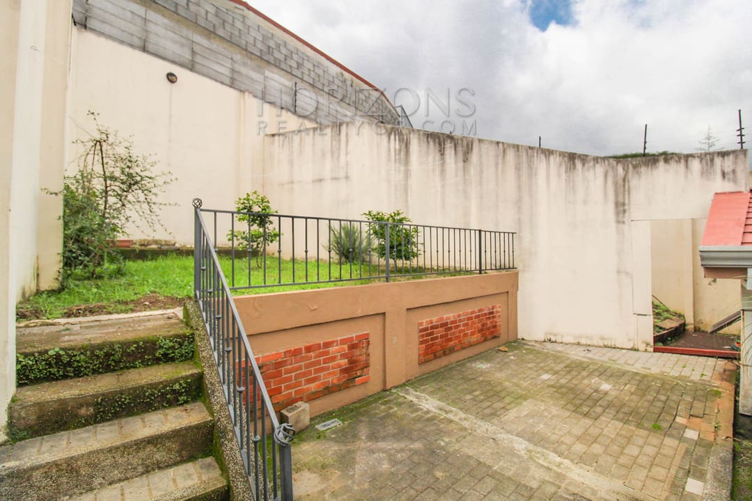 SE ALQUILA CASA INDEPENDIENTE CON PATIO EN CURRIDABAT 4 HABITACIONES + OFICINA noj799