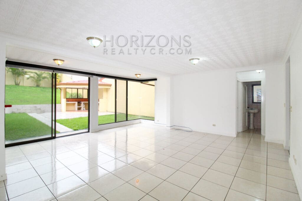SE ALQUILA CASA INDEPENDIENTE CON PATIO EN CURRIDABAT 4 HABITACIONES + OFICINA Noj802