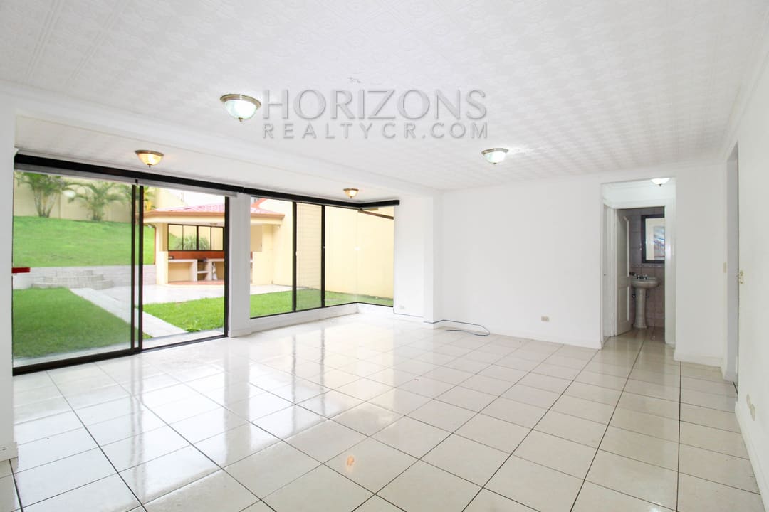 SE ALQUILA CASA INDEPENDIENTE CON PATIO EN CURRIDABAT 4 HABITACIONES + OFICINA Noj802