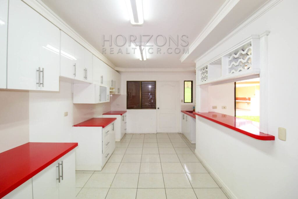 SE ALQUILA CASA INDEPENDIENTE CON PATIO EN CURRIDABAT 4 HABITACIONES + OFICINA Noj802