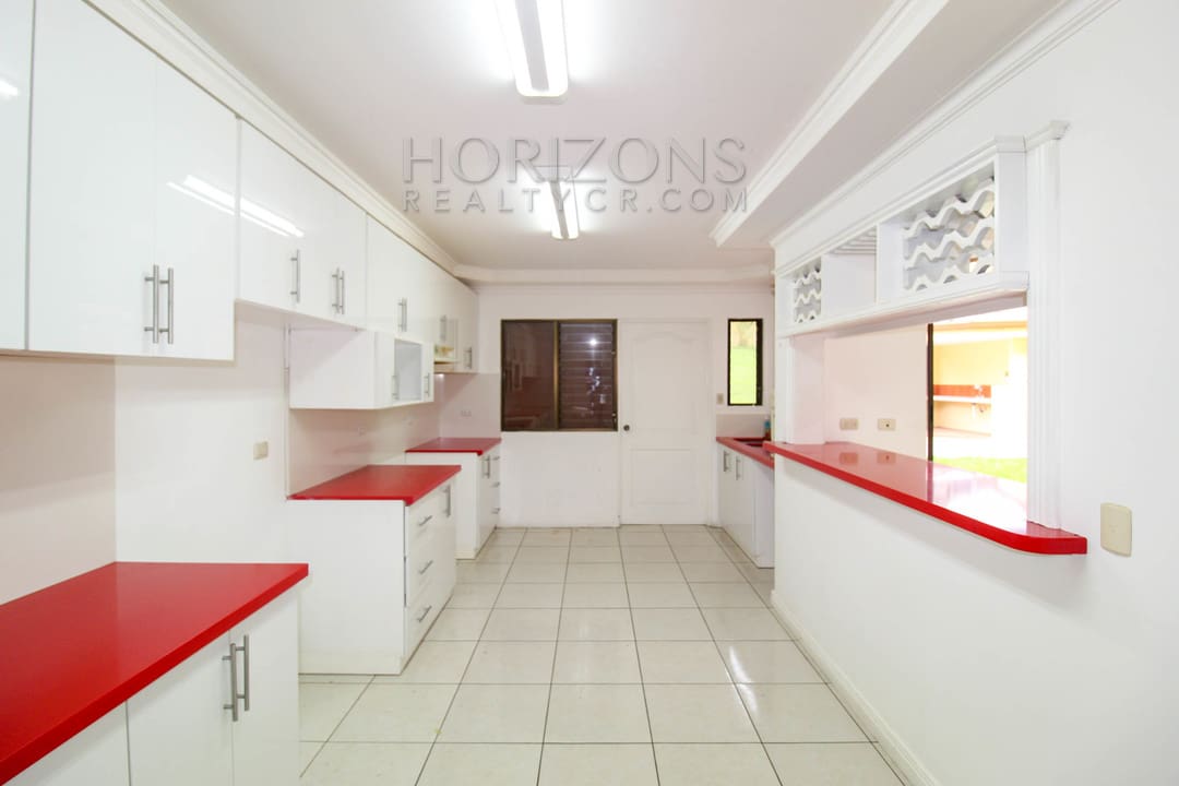 SE ALQUILA CASA INDEPENDIENTE CON PATIO EN CURRIDABAT 4 HABITACIONES + OFICINA Noj802