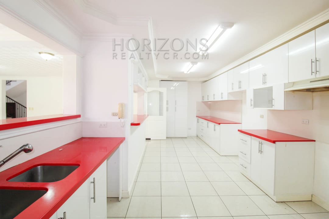 SE ALQUILA CASA INDEPENDIENTE CON PATIO EN CURRIDABAT 4 HABITACIONES + OFICINA Noj802