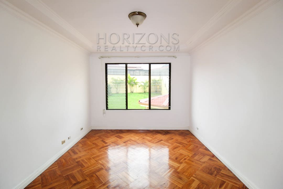 SE ALQUILA CASA INDEPENDIENTE CON PATIO EN CURRIDABAT 4 HABITACIONES + OFICINA Noj802