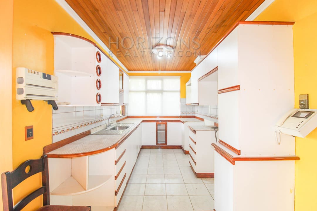 SE ALQUILA CASA INDEPENDIENTE DE UNA PLANTA CON PATIO EN CURRIDABAT 4 HABITACIONES / 6 PARQUEOS noj803